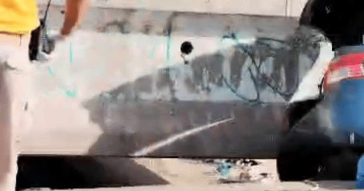 Dos personas en un área urbana, una sosteniendo una puerta de vehículo, posiblemente relacionada con un accidente vial en Mazatlán.