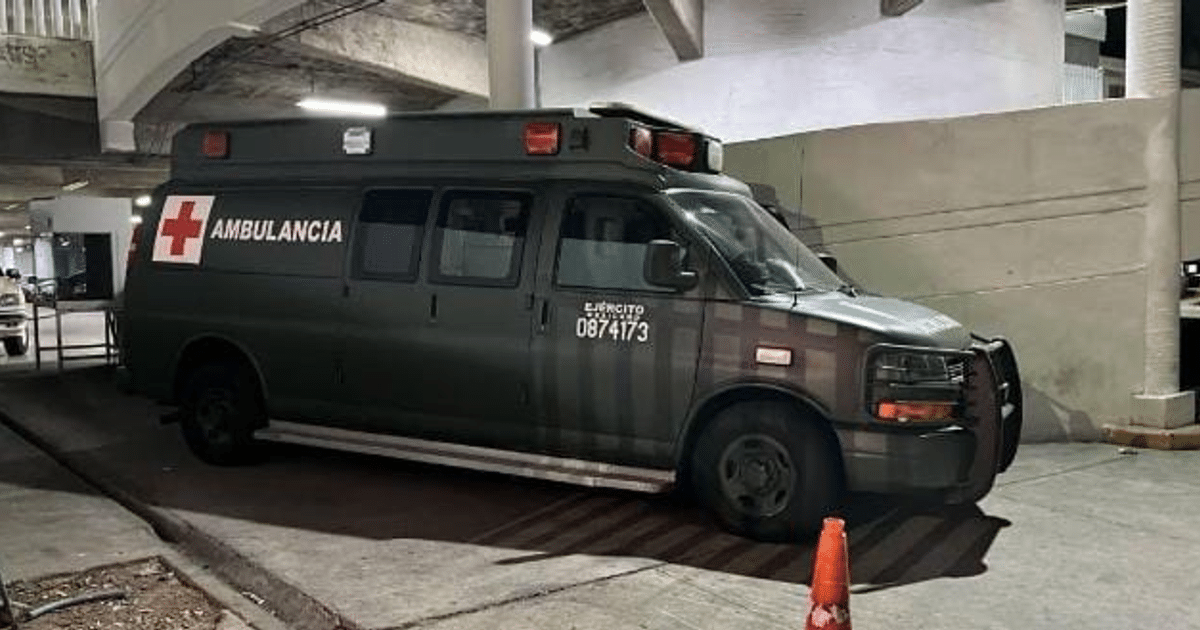 Ambulancia verde con distintivos de 'AMBULANCIA' y cruz roja en garaje, relacionada con accidente en Durango.