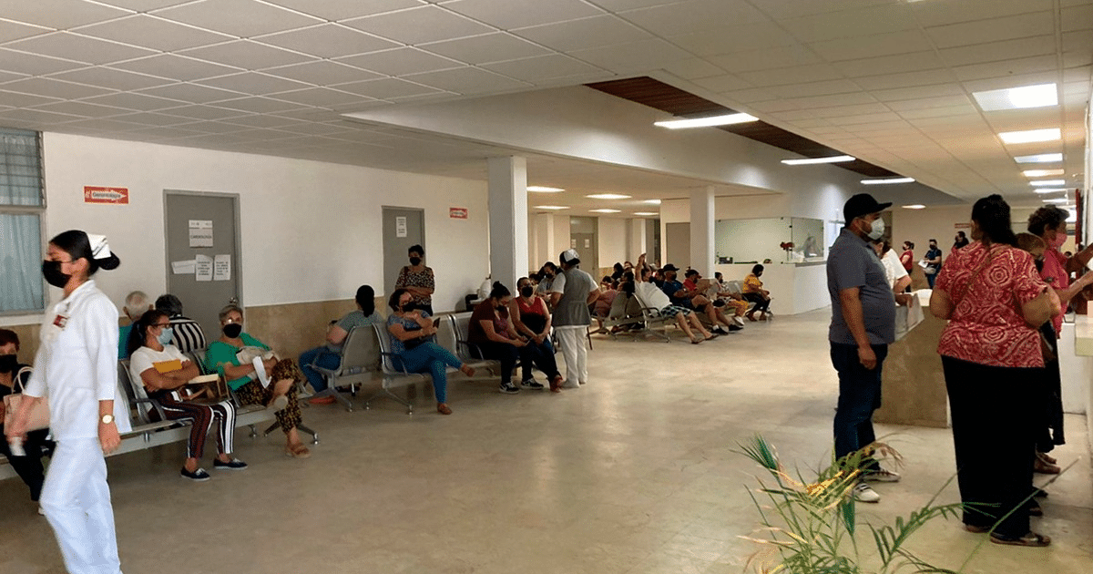 Área de espera en la Clínica ISSSTE de Mazatlán con personas y enfermera