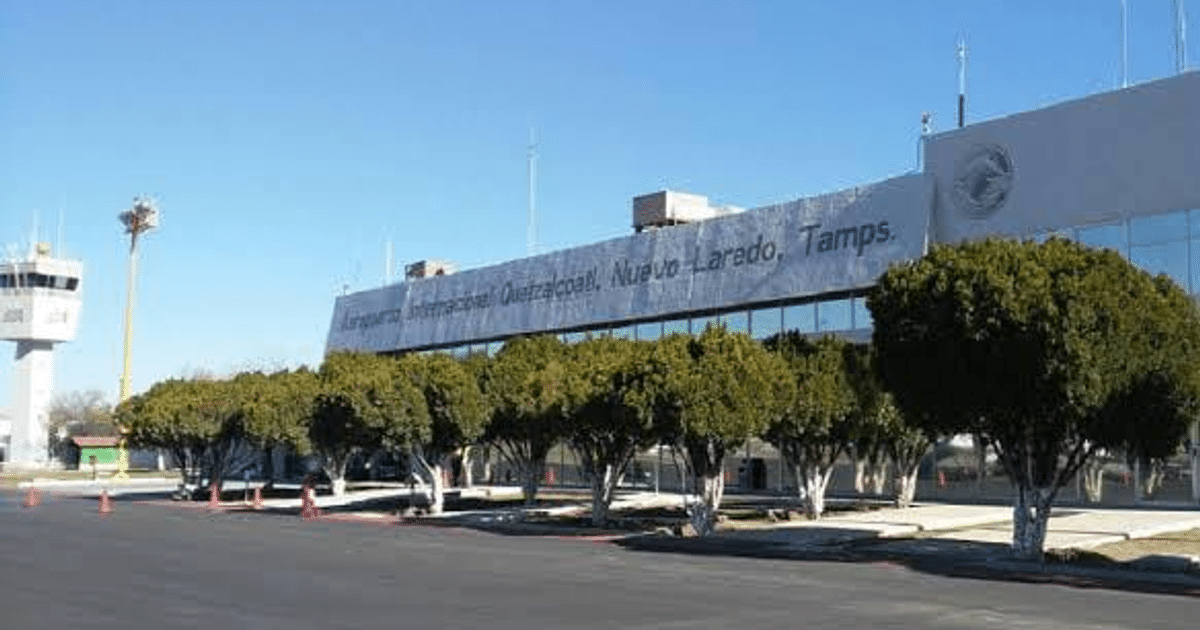Fachada del Aeropuerto Internacional Quetzalcóatl con torre de control y árboles decorativos en Nuevo Laredo, Tamaulipas.