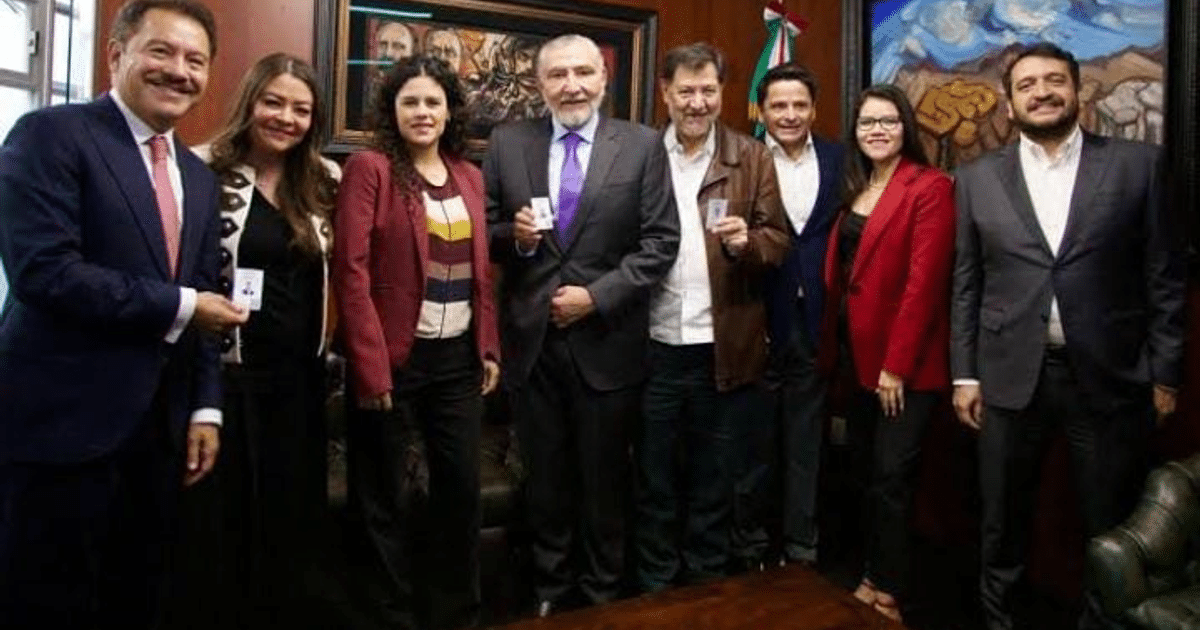 Grupo de personas en oficina durante la afiliación de Miguel Ángel Yunes Márquez a Morena