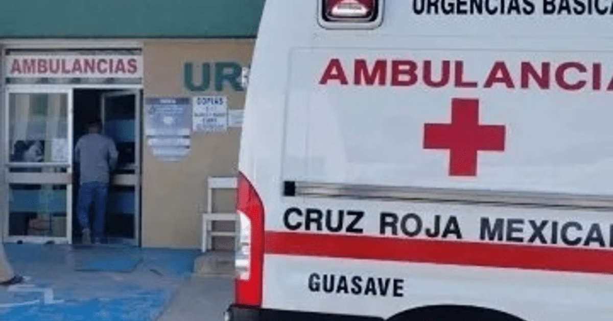 Ambulancia de la Cruz Roja Mexicana frente a centro de urgencias en Guasave