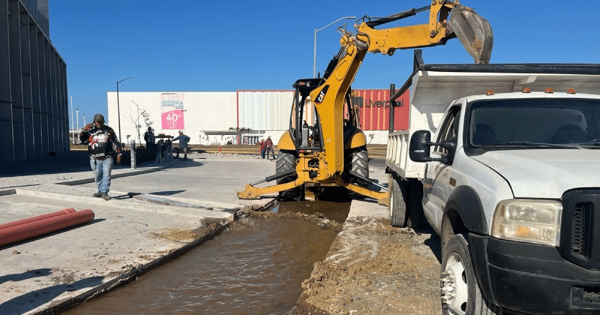 Excavadora amarilla y camión blanco en obra de construcción en Mazatlán