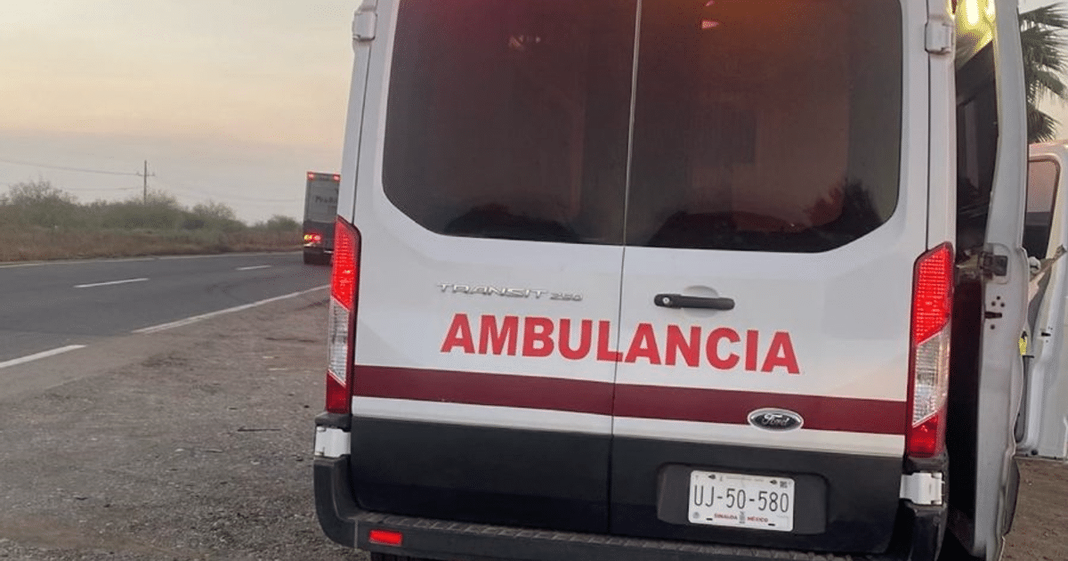 Ambulancia Ford Transit estacionada en un camino rural, vinculada al hallazgo de un cadáver en Ahome.