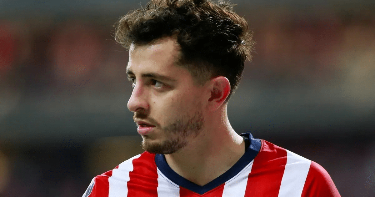 Jugador de fútbol con camiseta de rayas rojas y blancas en calentamiento atípico en el estadio Nemesio Díez