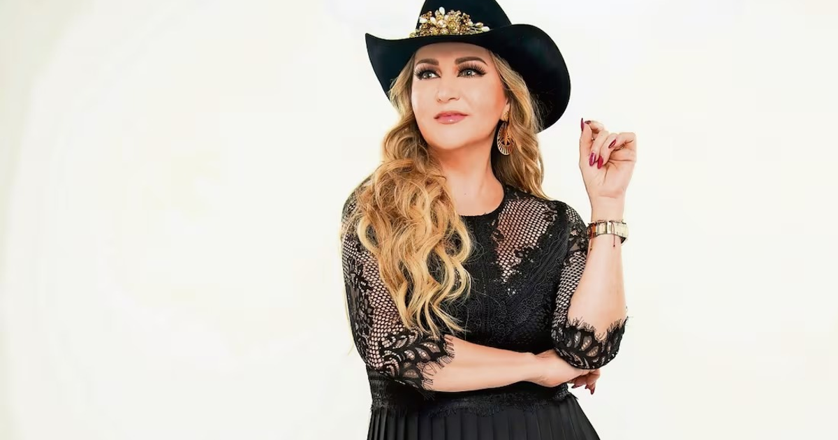 Alicia Villarreal con vestido negro y sombrero decorado, gesto de auxilio en Michoacán.