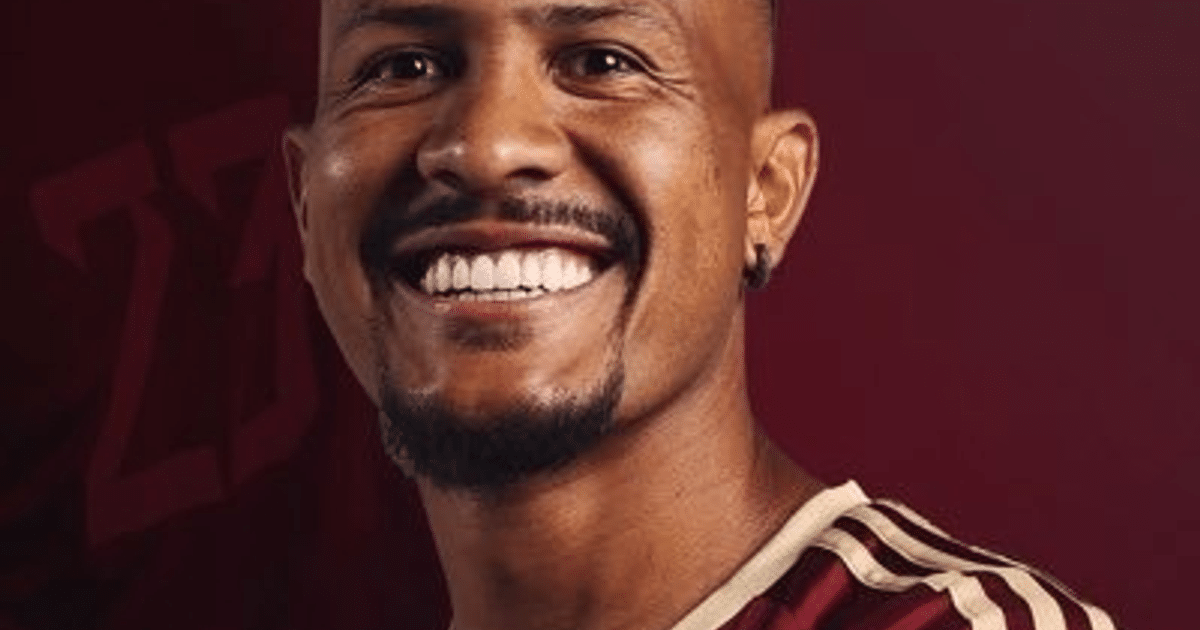 Jugador del Club América sonriendo con camiseta del equipo en el Clausura 2024