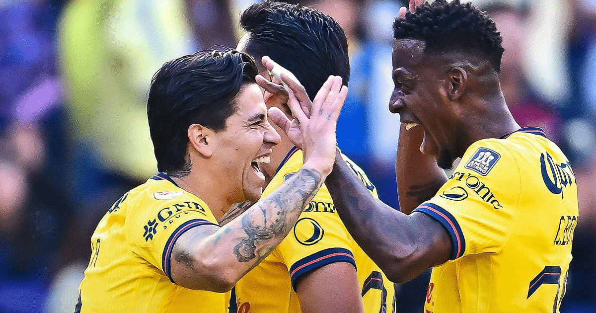 Jugadores de América celebrando con camisetas amarillas en un partido de fútbol.