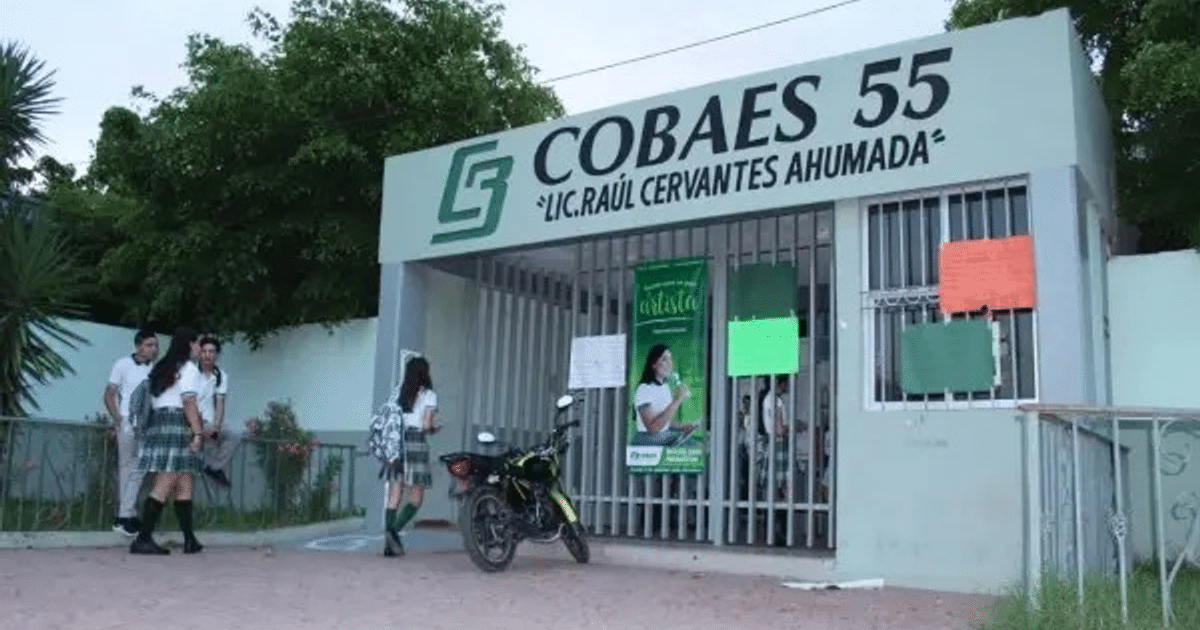 Entrada de COBAES 55 con estudiantes y carteles, recordando a América Zujey.