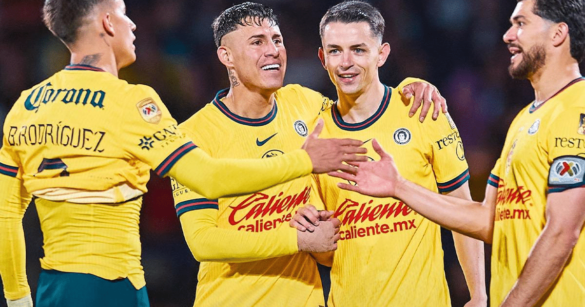 Jugadores del América celebrando victoria en el Clásico capitalino