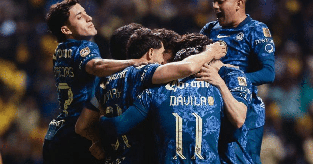 Jugadores de fútbol del equipo azulcrema celebrando un gol en el Clausura 2025
