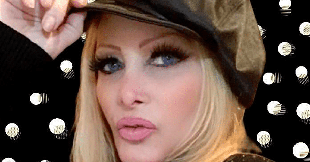 Mujer rubia con sombrero negro sobre fondo de puntos de colores, homenaje a Angélica Infante.