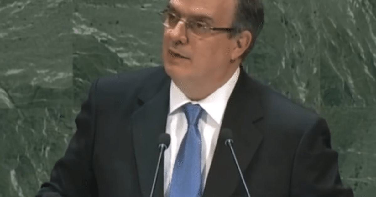 Persona hablando en una conferencia sobre medidas tarifarias y reacciones comerciales