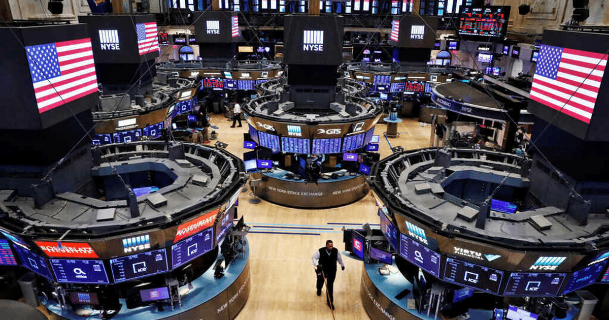 Vista panorámica del piso de la Bolsa de Valores de Nueva York con monitores y pantallas financieras.