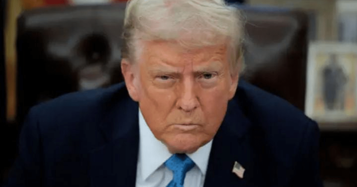 Presidente Trump firmando una orden ejecutiva en la Oficina Oval sobre aranceles al cobre.