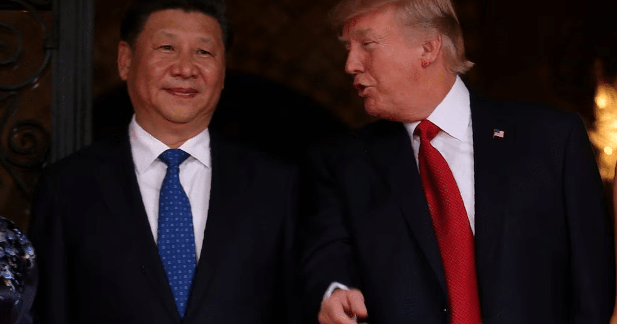 Dos personas conversando en el contexto de la guerra comercial entre China y EE.UU.