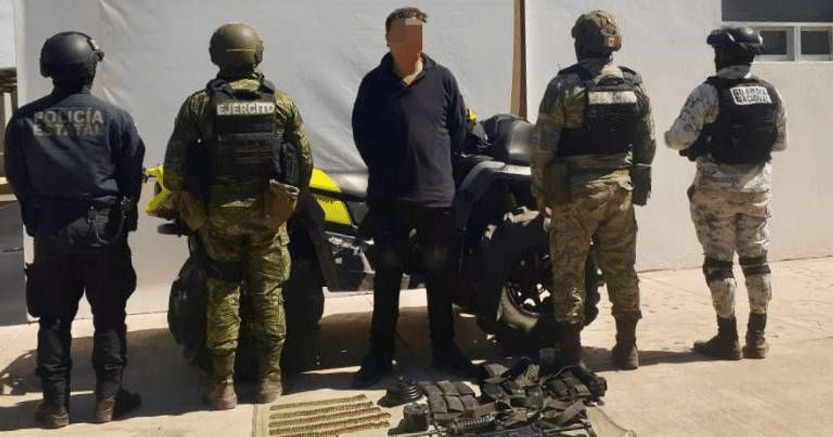 Detención de un hombre por fuerzas de seguridad en Culiacán, rodeado de policías y equipo militar.