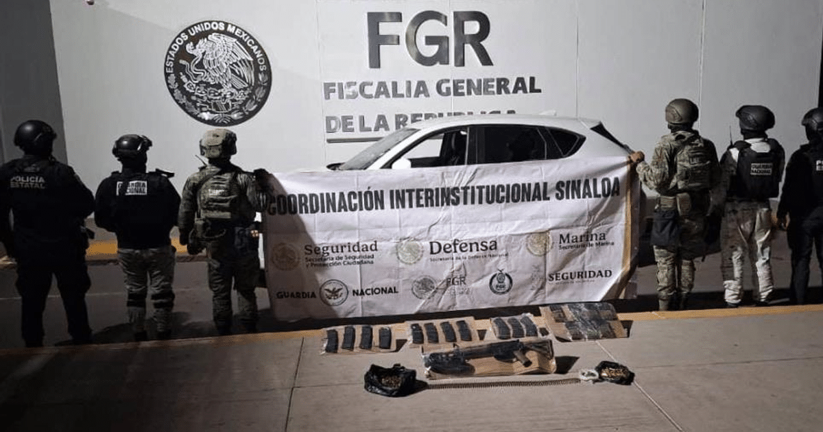 Fuerzas de seguridad mexicanas en operativo en Culiacán con armas incautadas.