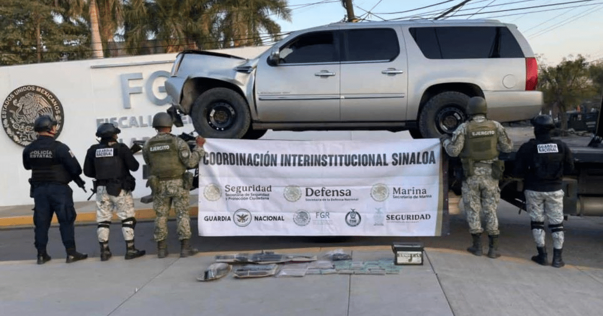 Operativo de seguridad en Sinaloa con vehículo asegurado y fuerzas de seguridad presentes