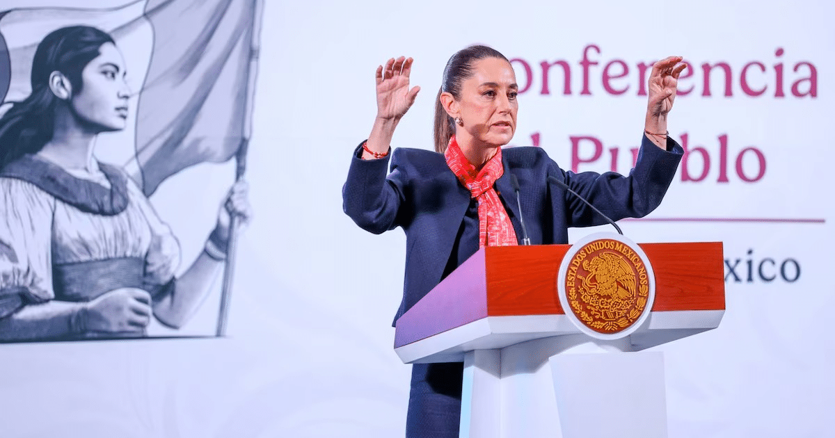 Mujer hablando en un podio durante la Conferencia del Pueblo sobre seguridad nacional y política internacional.