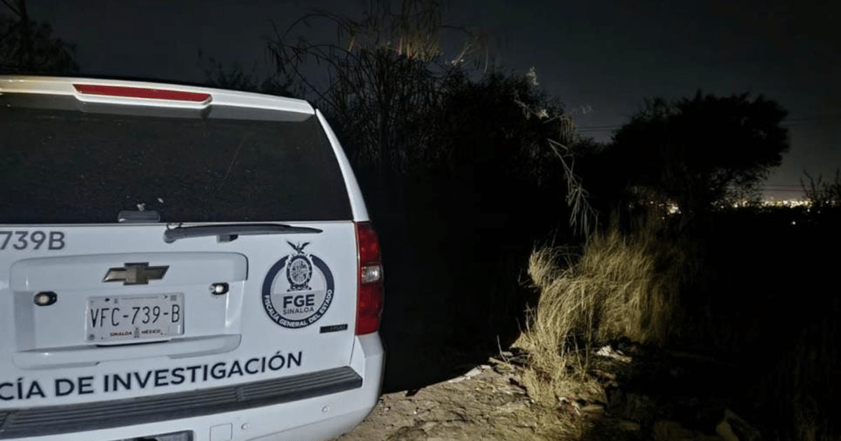 Camioneta de la fiscalía en Culiacán durante la noche, relacionada con un hallazgo de cadáver.