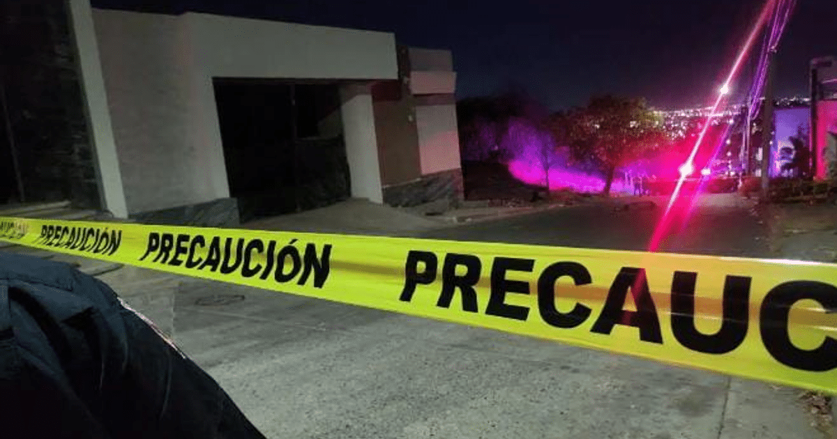 Cinta de precaución amarilla en escena de crimen nocturna en Culiacán, con luces de emergencia al fondo.