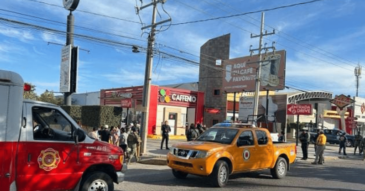 Vehículos de emergencia en Mazatlán tras ataque armado en cafetería