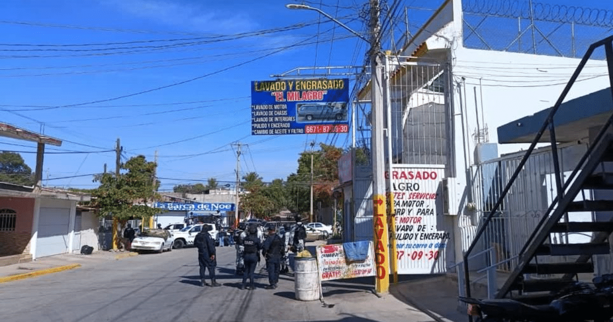 Calle con autolavado 'El Milagro', policías y vehículos tras ataque armado en Culiacán