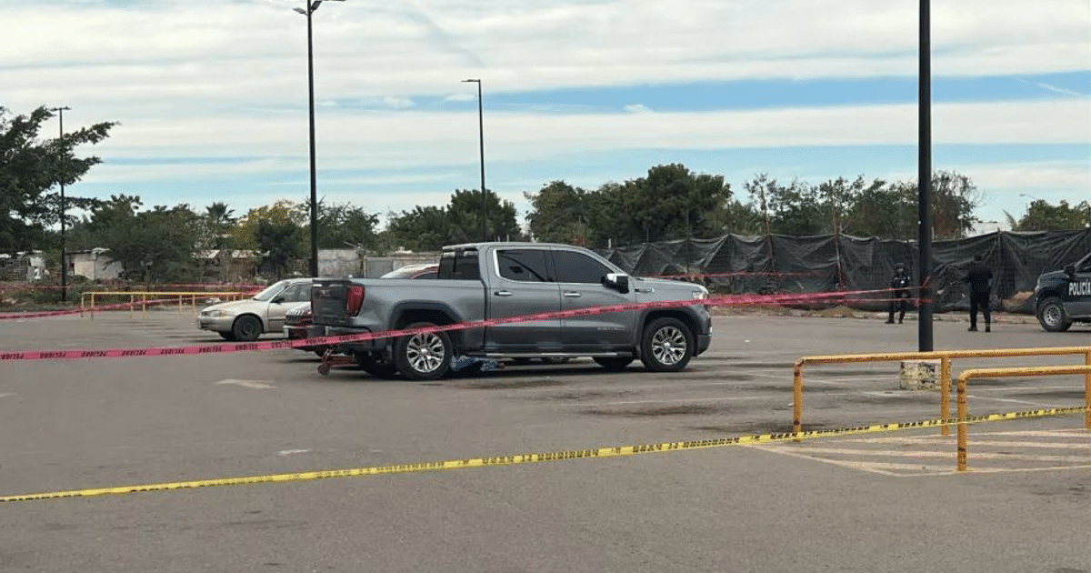 Camión gris en área restringida con cintas de seguridad y policías en Mazatlán, tras un incidente policial.