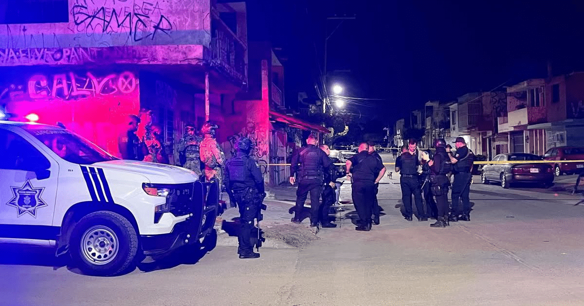 Escena nocturna en Mazatlán con policías y militares, vehículo policial con luces y área acordonada.