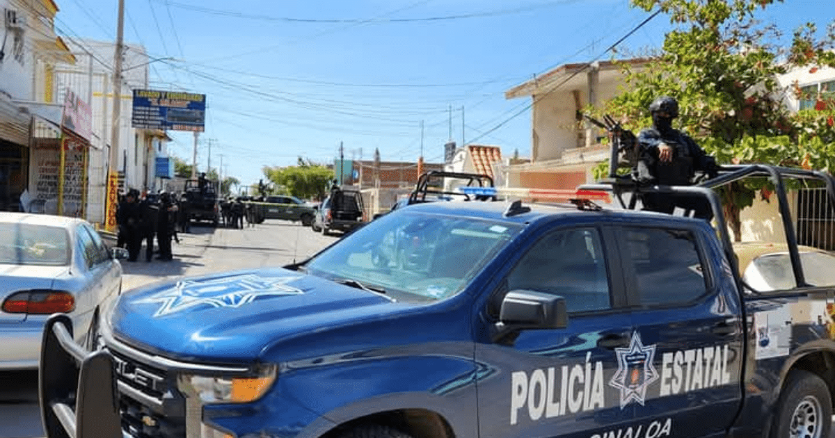 Camioneta de la Policía Estatal y agentes armados en operativo en Culiacán