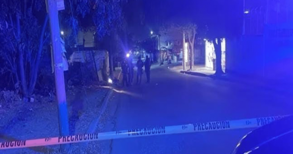 Escena nocturna con luces de emergencia y cinta de precaución en Culiacán, Sinaloa.