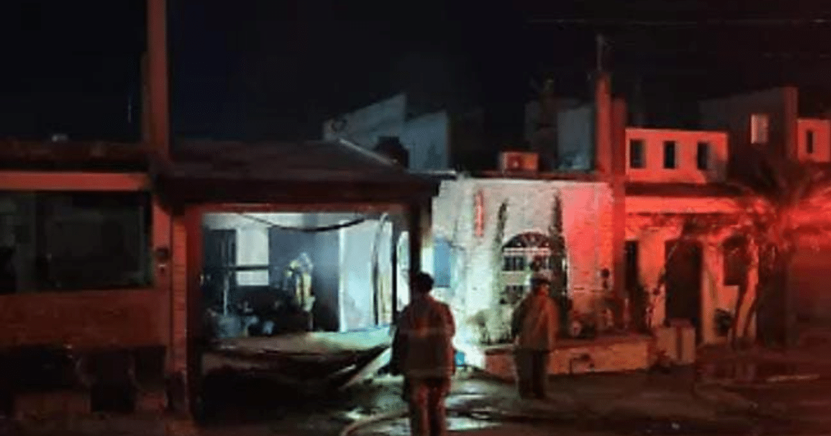 Bomberos y personal de emergencias en un incendio nocturno en la colonia Huizaches, Culiacán, tras un ataque armado.