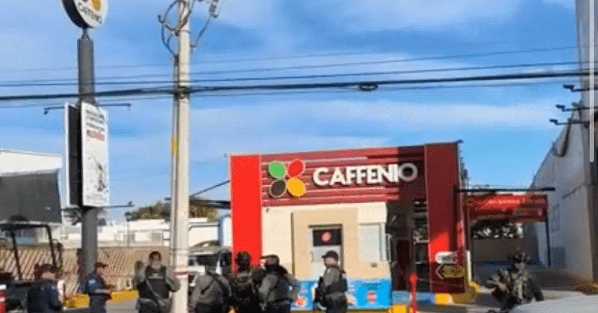Fachada del establecimiento CAFFENIO en Mazatlán con personal de seguridad presente