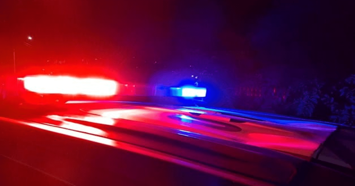 Luces de emergencia rojas y azules en un coche de policía durante la noche en Culiacán.
