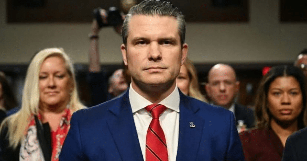 Hombre con traje azul y corbata roja en reunión sobre narcotráfico