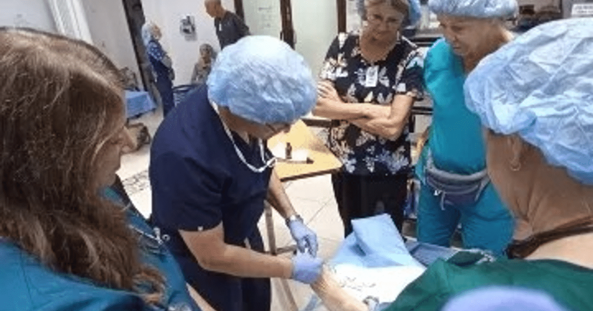 Grupo de médicos realizando un procedimiento en un entorno clínico durante la jornada médica en San Blas.