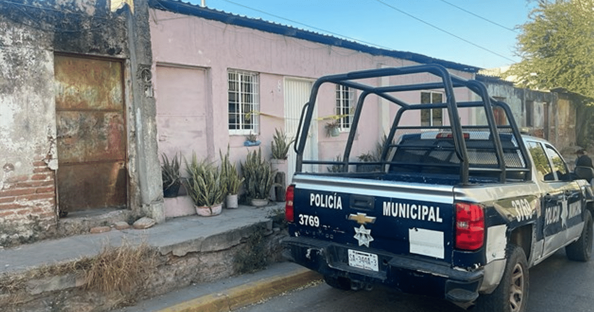 Camioneta de Policía Municipal frente a casa en Culiacán tras atentado a balazos