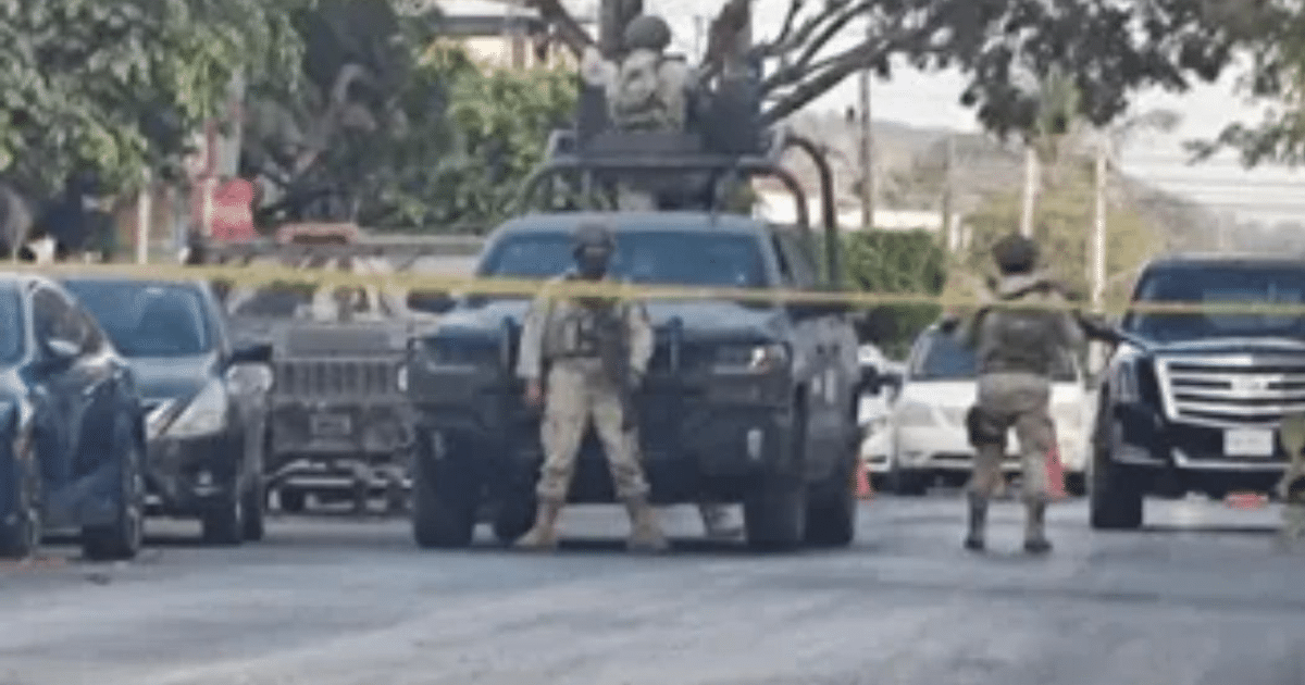 Soldados y vehículos militares en operación de seguridad en Mazatlán tras atentado a balazos.