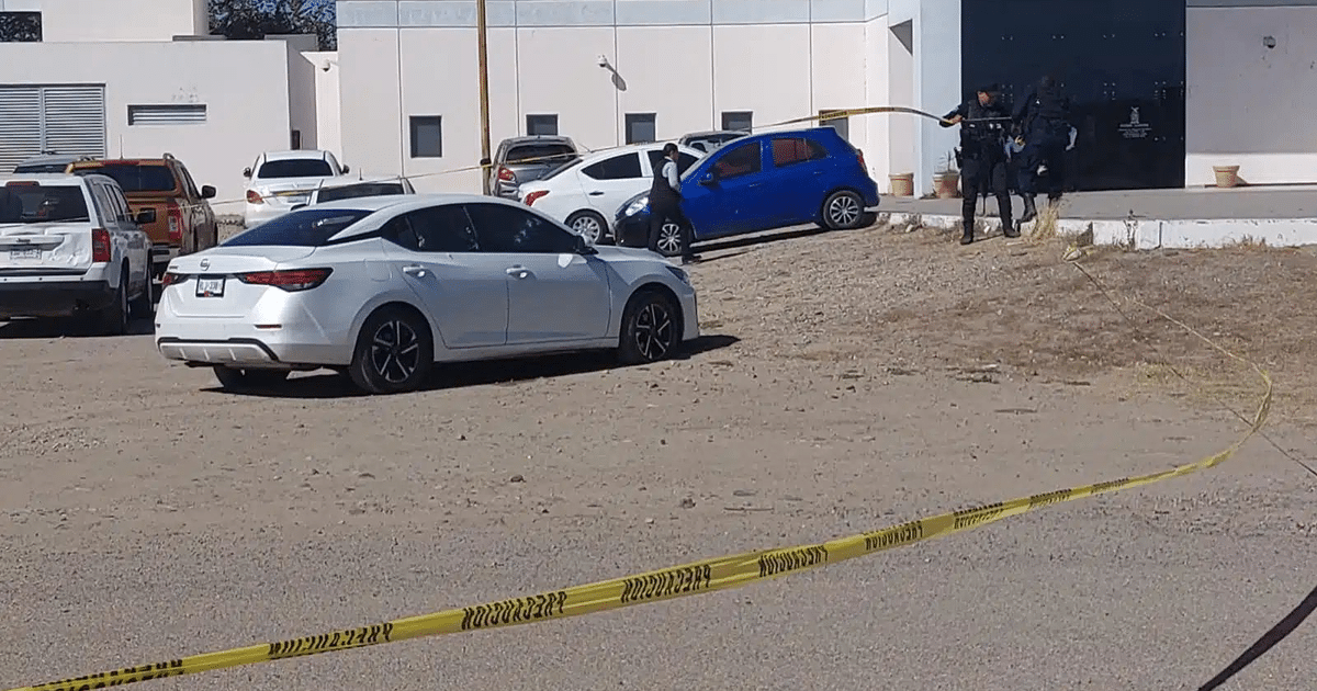 Área urbana acordonada con vehículos y policías tras atentado en Mazatlán