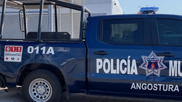 Camioneta de Policía Municipal de Angostura en escena de accidente vial en autopista Benito Juárez.