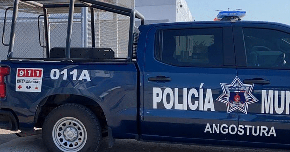 Camioneta de Policía Municipal de Angostura en escena de accidente vial en autopista Benito Juárez.