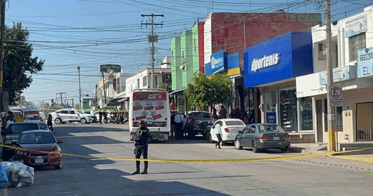 Calle con presencia policial y cordón de seguridad tras accidente vehicular en la colonia Benito Juárez.