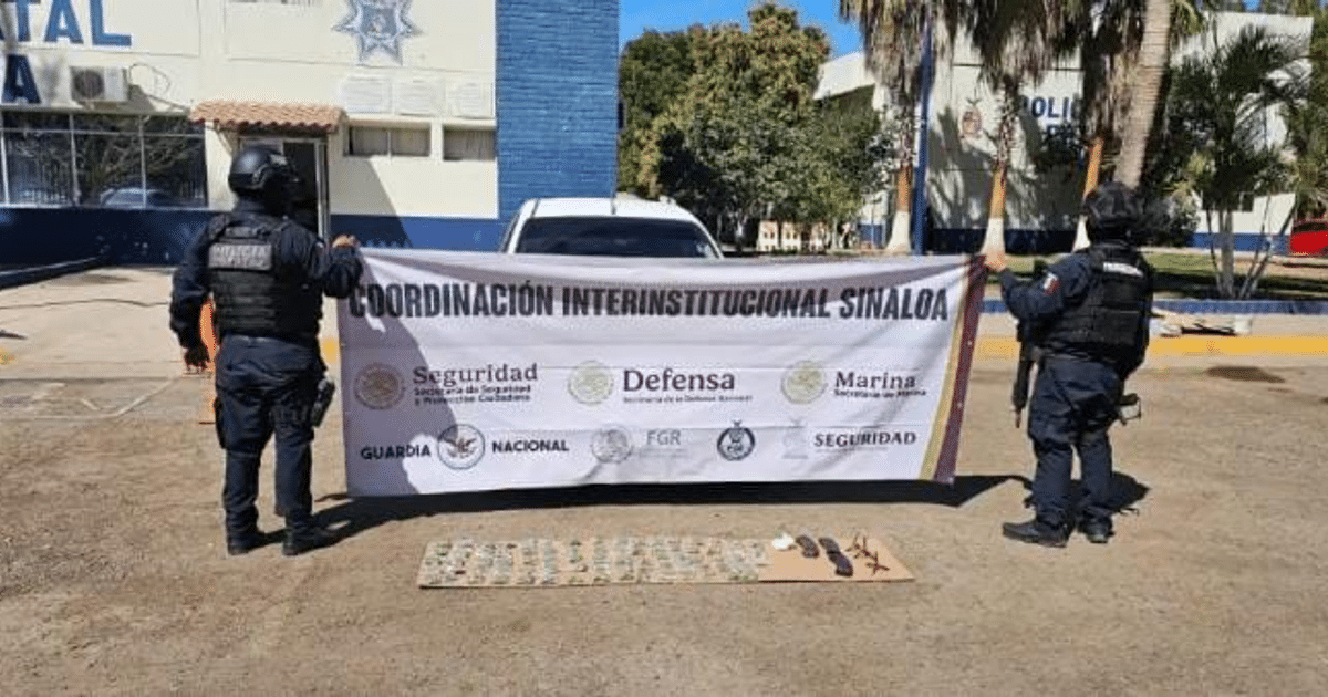 Policías con banner de coordinación interinstitucional en Sinaloa, vehículo y armamento en el suelo.