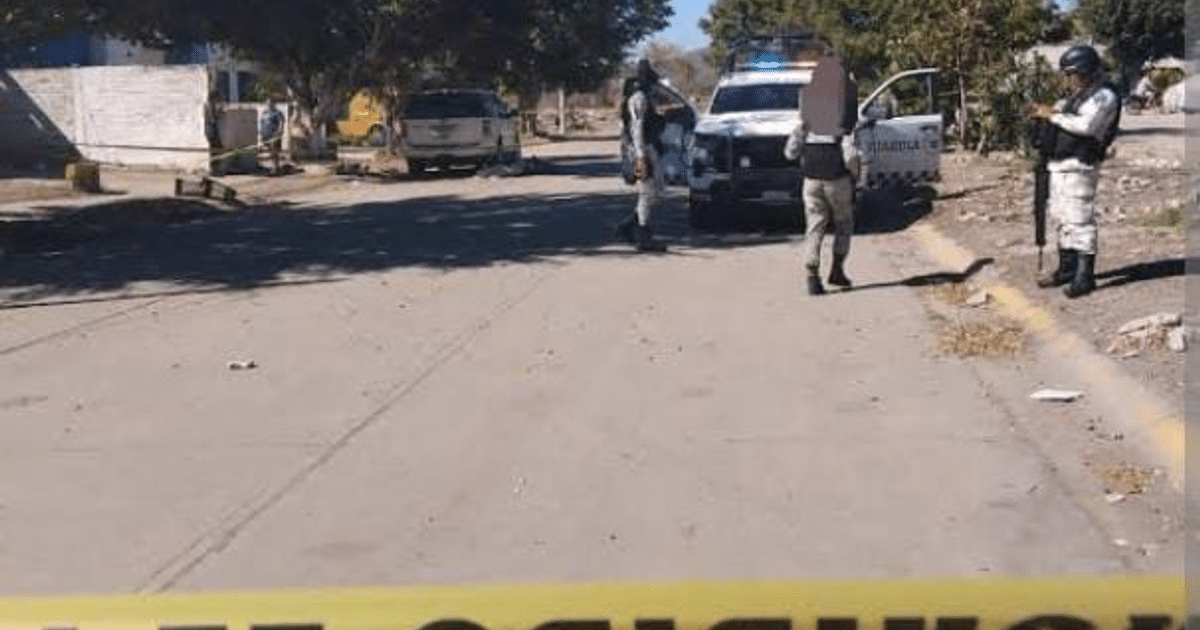 Agentes de seguridad en escena del crimen en Mazatlán con cinta amarilla y vehículo policial