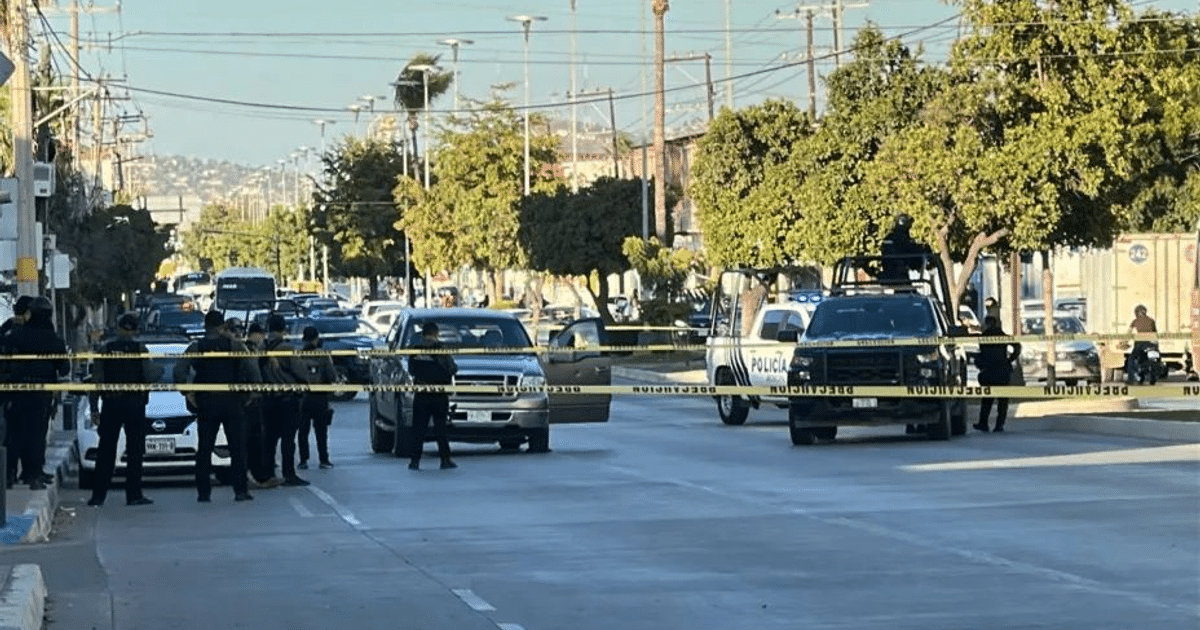 Escena de incidente policial en Mazatlán con unidades de policía y cinta amarilla