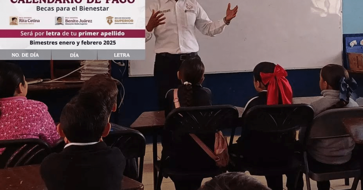 Maestro frente a estudiantes en aula con aviso de becas para el bienestar.