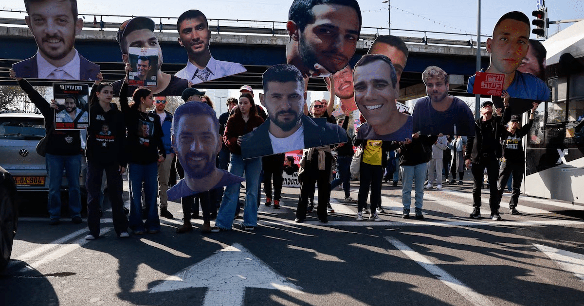Protesta en Kibutz Be’eri con carteles de víctimas del ataque de Hamas