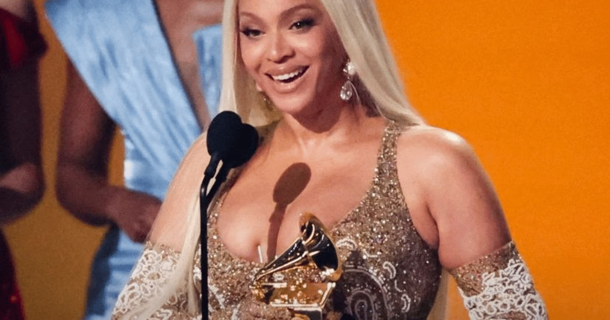 Beyoncé recibiendo el Grammy al Álbum del Año por 'COWBOY CARTER' en la 67ª edición de los premios Grammy.