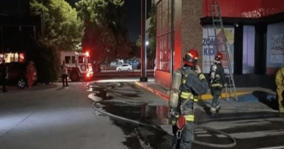 Bomberos en escena nocturna con camión y escalera tras conato de incendio en pizzería de Culiacán